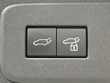 【パワーバックドア】スマートキーや運転席のボタンを押すだけでリアゲートが自動で開閉します!荷物を持っている時や、高い位置にあるバックドアを閉める際に便利な機能です♪