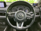 操作しやすいステアリングホイール。握りやすく、長距離運転でも疲れにくい設計です。快適なドライビングポジションを維持できます。