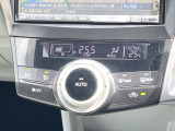 【オートエアコン】一度お好みの温度に設定すれば、車内の温度を検知し風量や温度を自動で調整。暑い&hellip;寒い&hellip;と何度もスイッチ操作をする必要はありません。快適な車内空間には必須の機能ですね♪
