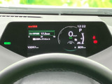 見やすいデザインで、運転に必要な情報を一目で確認できます。速度や燃料残量など、安全運転をサポートする重要な情報を表示します。