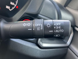 直感的な操作で、スムーズな車線変更をサポート。視認性の高い表示で、周囲の安全確認も忘れずに。
