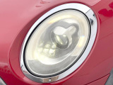●LEDヘッドライト:夜間走行時も良好な視界を確保し安心して運転できる高輝度LEDヘッドライトを装備!点灯速度が早く、消費電力も抑えられています。