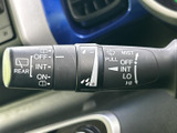 雨天時でも安心して運転できるワイパーレバー。雨量に合わせて自動で調整し、クリアな視界を確保します。