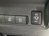 【ハンズフリー機能付き両側パワースライドドア】スライドドアの下に足先を入れてすぐ引くと、自動的にスライドドアが開閉します!荷物で両手がふさがった状態でも、ドアの開閉ができてとっても便利!