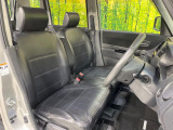 運転席シート廻りは使用感も少なく、良好な状態となっています。前オーナー様が丁寧に使っていたことがよくわかりますね。