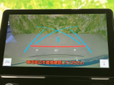 高画質モニターで、安全確認をサポートします。後退時には映像を映し出し、運転を安心にアシストします。