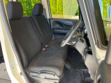運転席まわりには十分なスペースがあり、大柄な方でもゆったり運転していただける環境です。