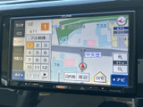目的地設定がスムーズに行える、見やすい表示で運転中のサポートに役立ちます。ナビゲーション機能で快適なドライブを体験してください。