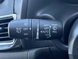 運転状況に合わせて、ワイパーの作動を簡単に調整できるレバー。視界をクリアに保ち、安全運転をサポートします。