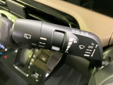 雨天時も安心して運転できます。レバー操作で簡単にワイパーを調整可能。視界を良好に保ち、安全運転をサポートします。