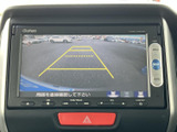 後方確認をサポートするカメラ映像が表示されます。安全確認をサポートし、運転の不安を軽減します。