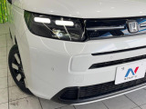 【LEDヘッドライト】悪天候や夜間走行時も良好な視界を確保し安心して運転できる高輝度LEDヘッドライトを装備!点灯速度が早く、消費電力も抑えられています。