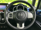 握りやすいステアリングで快適な運転操作を実現。細部にまでこだわり、操作性も向上しています。