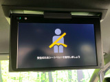 【後席モニター】家族や友人とお出かけする機会が多い方に大人気の後席モニターを装備!見やすい位置に画面がありテレビやDVDの視聴も快適!友達もお子様も、後席にしか乗らなくなるかも??