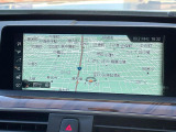 ●純正ナビ:一体感のあるナビは、高級感ある車内を演出してくれます。オーディオ機能も充実しておりますので、運転もより楽しめます♪