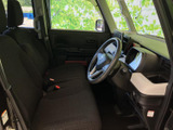 運転席への乗り降りも楽な設計。シートに座ると、包み込まれるような座り心地です。日常の運転を快適にする工夫が詰まっています。