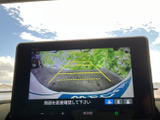 駐車や後退時に安全をサポートするバックモニター。リアビューカメラで後方が確認できるため、安心して運転操作を行えます。