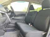 シンプルで使いやすい内装。必要な機能が手の届く場所に配置されており、運転中の操作もスムーズに行えます。