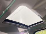【サンルーフ】開放感たっぷりの希少装備、サンルーフが装着されています!車内に明かりを取り入れたり景色を楽しむ以外にも、車内の空気も簡単に換気できて快適です!