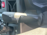 【オートワイパー(AUTO)】雨が降り出した時に、雨滴検出用センサー(レインセンサー)が雨滴を感知すると、自動でワイパーが動作します。