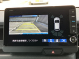 駐車時の安全をサポートする映像表示。後退時の視界の死角を減らし、安心してバック走行できます。