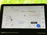 鮮明な地図表示で、スムーズなナビゲーションを実現します。周辺施設の情報も確認でき、お出かけの計画をサポートします。