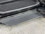 メーカーオプションの【ユニバーサルステップ】を装備。スライドドアと連動したステップにより、小さなお子様の乗り降りがし易くなります♪