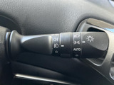 操作しやすいウインカーレバー。視認性の高い表示で、安全な運転をサポートします。スムーズな操作感も魅力です。