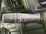 雨天時でもクリアな視界を確保するワイパーレバー。自動モードも搭載し、運転をサポートします。