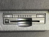 高速料金所の通過がスムーズになるETC車載器。渋滞の少ないルートを選択し、快適なドライブを実現します。
