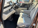 運転席周りの広々とした空間が、ドライバーの負担を軽減します。快適なドライビングポジションで、長距離運転も楽々です。