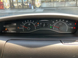 視認性の高いメーターデザインで、車の状態をひと目で確認できます。運転に必要な情報を分かりやすく表示します。