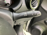 握りやすく操作しやすい形状で、安全な車線変更をサポート。視認性の高いインジケーターも備えています。