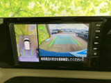 バックカメラの映像が鮮明に表示され、後退時の安全確認をサポートします。駐車場での出し入れも安心です。周囲の状況を把握しやすく、運転をサポートします。