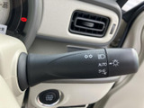 操作しやすいレバーデザイン。スムーズな操作で、安全な車線変更をサポートします。視認性の高い表示で、安心して使用できます。