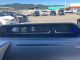 運転に必要な情報を一目で確認できる、見やすいメーターデザインです。視認性の高い表示が安全運転をサポートします。