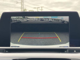 駐車や後退時の安全をサポート。後方の状況を画面に確認できるので、安心して運転できます。狭い場所でもスムーズな運転をサポートします。