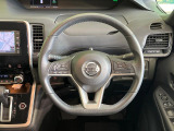 インテリアに合わせたデザインのステアリングは、運転される方のことも考え、運転しやすい形状、大きさです。是非一度、実際に触ってお確かめください。