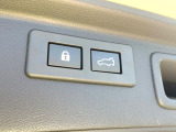 【パワーバックドア】スマートキーや運転席のボタンを押すだけでリアゲートが自動で開閉します!荷物を持っている時や、高い位置にあるバックドアを閉める際に便利な機能です♪