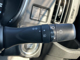 握りやすく操作しやすいウインカーレバーです。安全確認をサポートし、スムーズな車線変更に役立ちます。