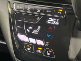 【オートエアコン】一度お好みの温度に設定すれば、車内の温度を検知し風量や温度を自動で調整。暑い&hellip;寒い&hellip;と何度もスイッチ操作をする必要はありません。快適な車内空間には必須の機能ですね♪