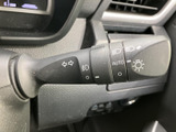 操作しやすいレバーデザインで、安全な車線変更をサポート。視認性の高いインジケーターも装備しています。