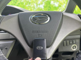 握りやすく操作しやすいステアリング。操作系の配置も工夫されており、運転中の視線移動を最小限に抑え、安全性を高めます。