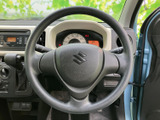 握りやすい形状で、運転操作をスムーズに行えます。操作感も確かで、長距離ドライブでも疲れにくいでしょう。