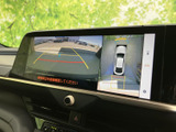 バックカメラの映像を鮮明に表示し、安全でスムーズな後退をサポート。駐車場での出し入れも安心です。