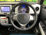 インテリアに合わせたデザインのステアリングは、運転される方のことも考え、運転しやすい形状、大きさです。是非一度、実際に触ってお確かめください。
