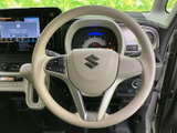 握りやすいステアリングホイール。操作系のスイッチも配置されており、安全運転をサポートします。