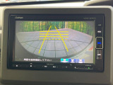 【バックカメラ】駐車時に後方がリアルタイム映像で確認できます。大型商業施設や立体駐車場での駐車時や、夜間のバック時に大活躍!運転スキルに関わらず、今や必須となった装備のひとつです!