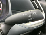 操作しやすいウインカーレバーで、安全な車内空間を確保します。視認性の高いデザインで、周囲の状況も把握できます。