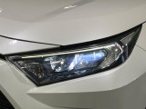 【LEDヘッドライト】悪天候や夜間走行時も良好な視界を確保し安心して運転できる高輝度LEDヘッドライトを装備!点灯速度が早く、消費電力も抑えられています。